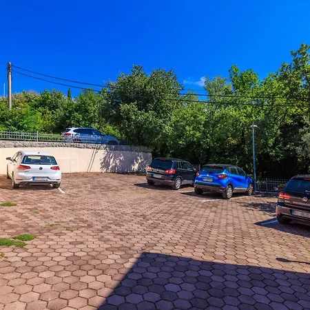 Apartment Villa Sara *