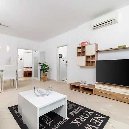 Апартаменты Apartment Villa Sara Драмаль