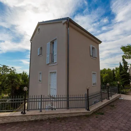 Apartment Villa Sara *